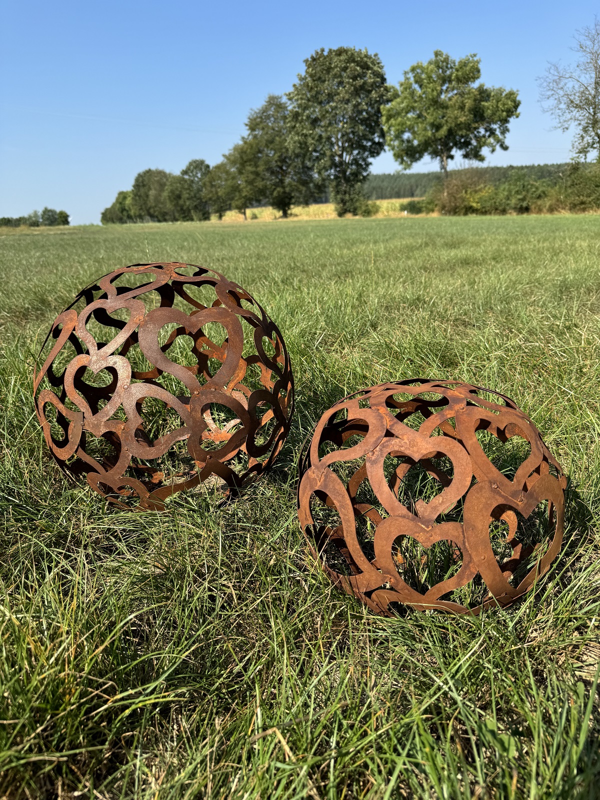 Edelrost Kugel mit Herzmotiv groß und Standring - Durchmesser 40 cm