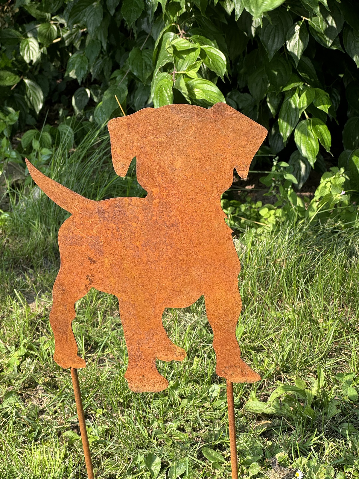 Edelrost Hund Loki auf Stab - Gesamthöhe 48 cm
