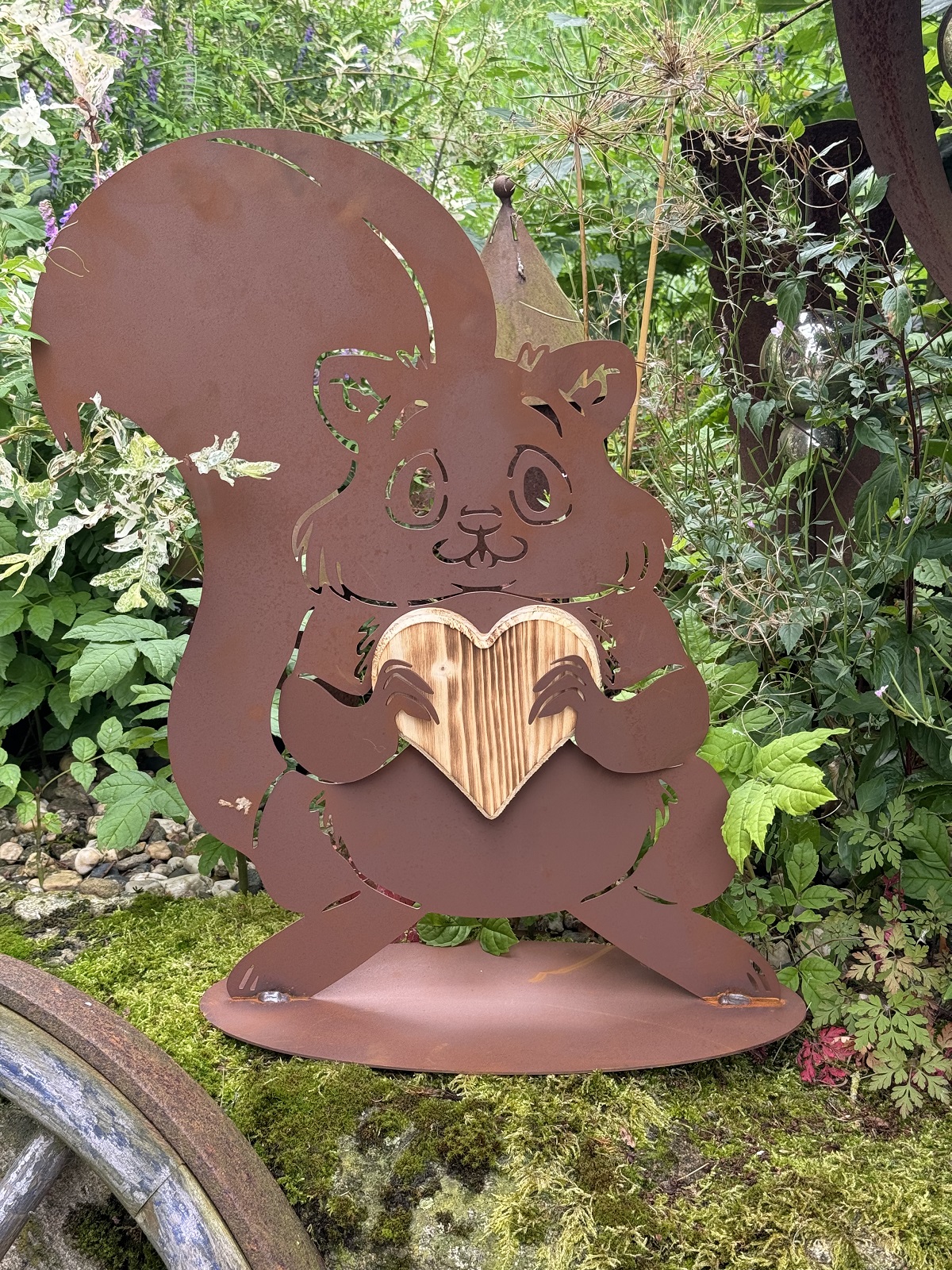 Edelrost Eichhörnchen Dixie mit Holzherz - Höhe 56 cm