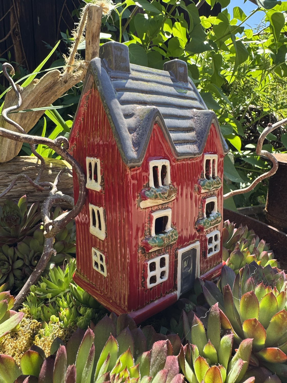 Keramik Holzhaus Marit rot/grau mit Giebel und Sprossenfenstern - Höhe 19,5 cm