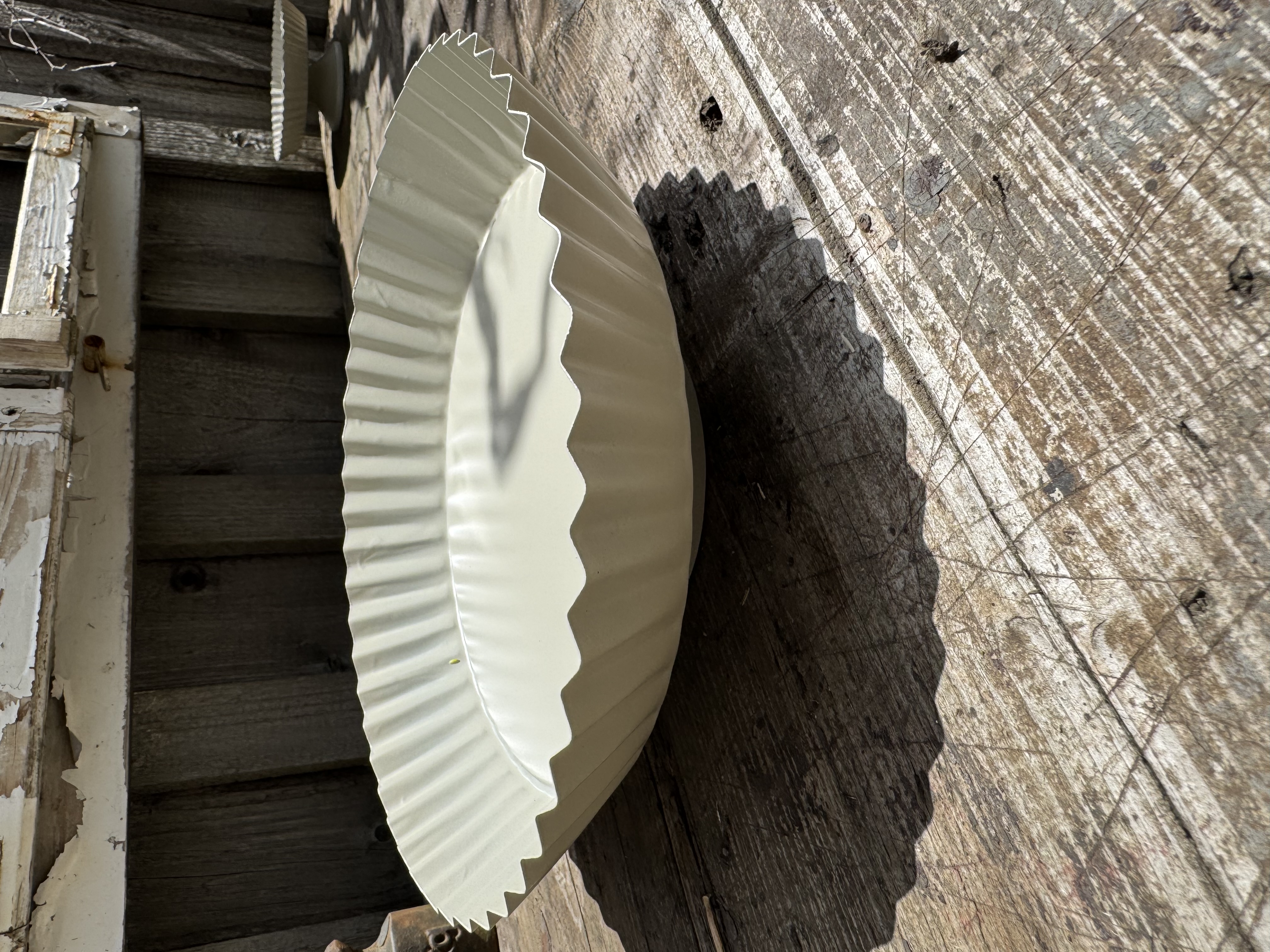 Metall Tablett cremefarben groß mit Wellenrand auf Fuß - Durchmesser 24 cm