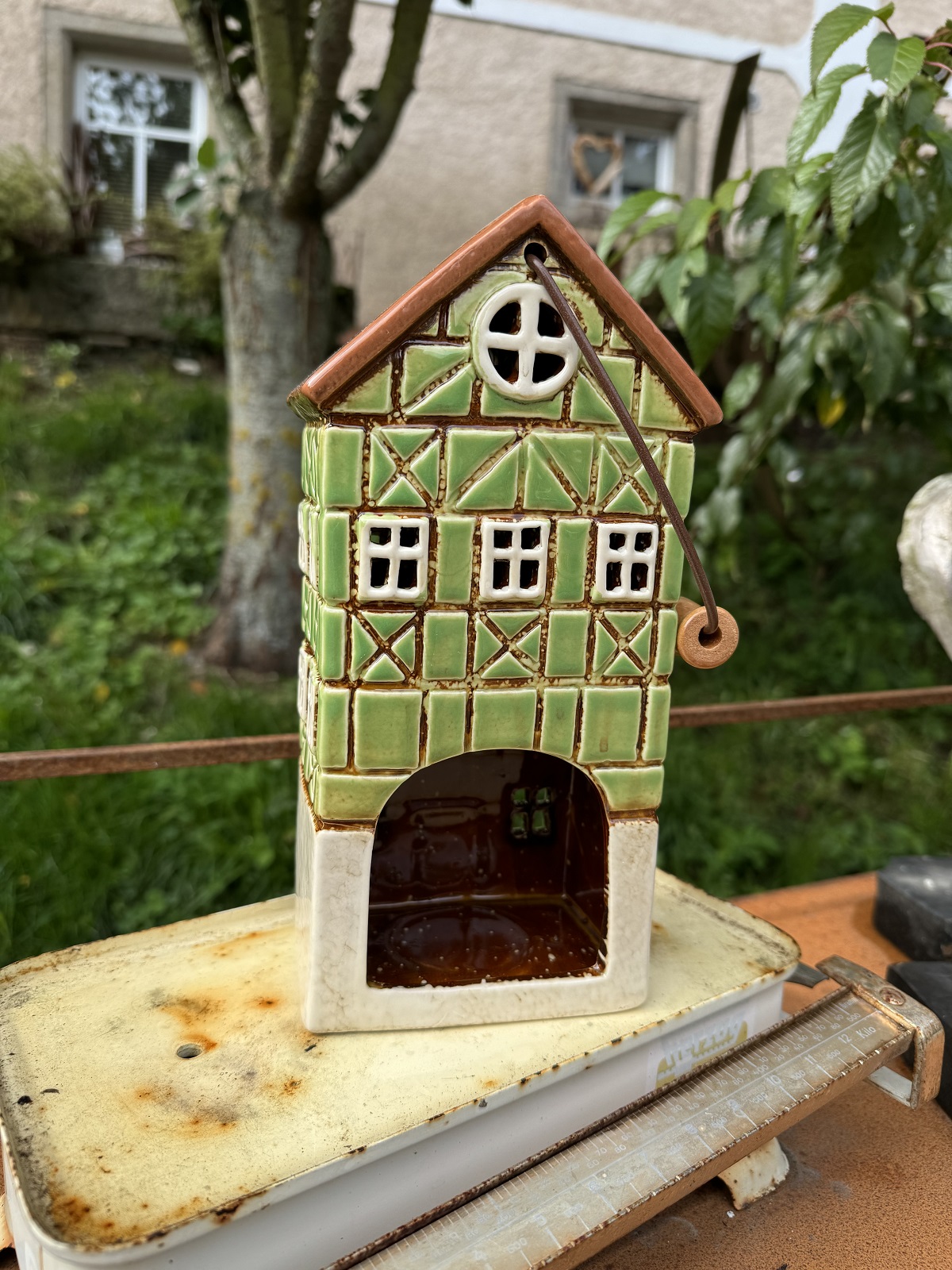 Keramik Windlicht Fachwerkhaus grün mit Henkel - Höhe 26,5 cm