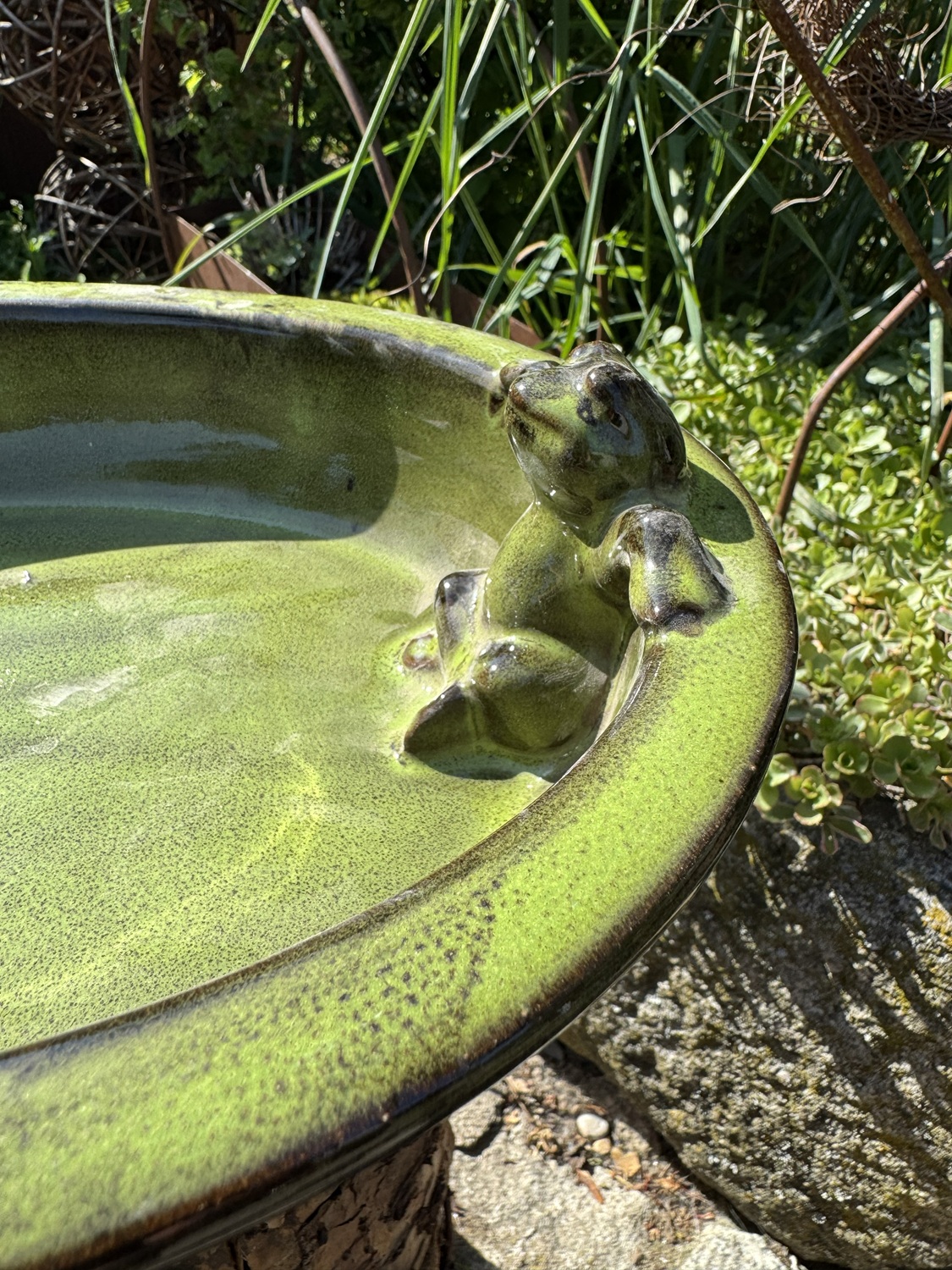 Keramik Vogeltränke / Vogelbad grün in ovaler Form mit Frosch - Breite 30 cm