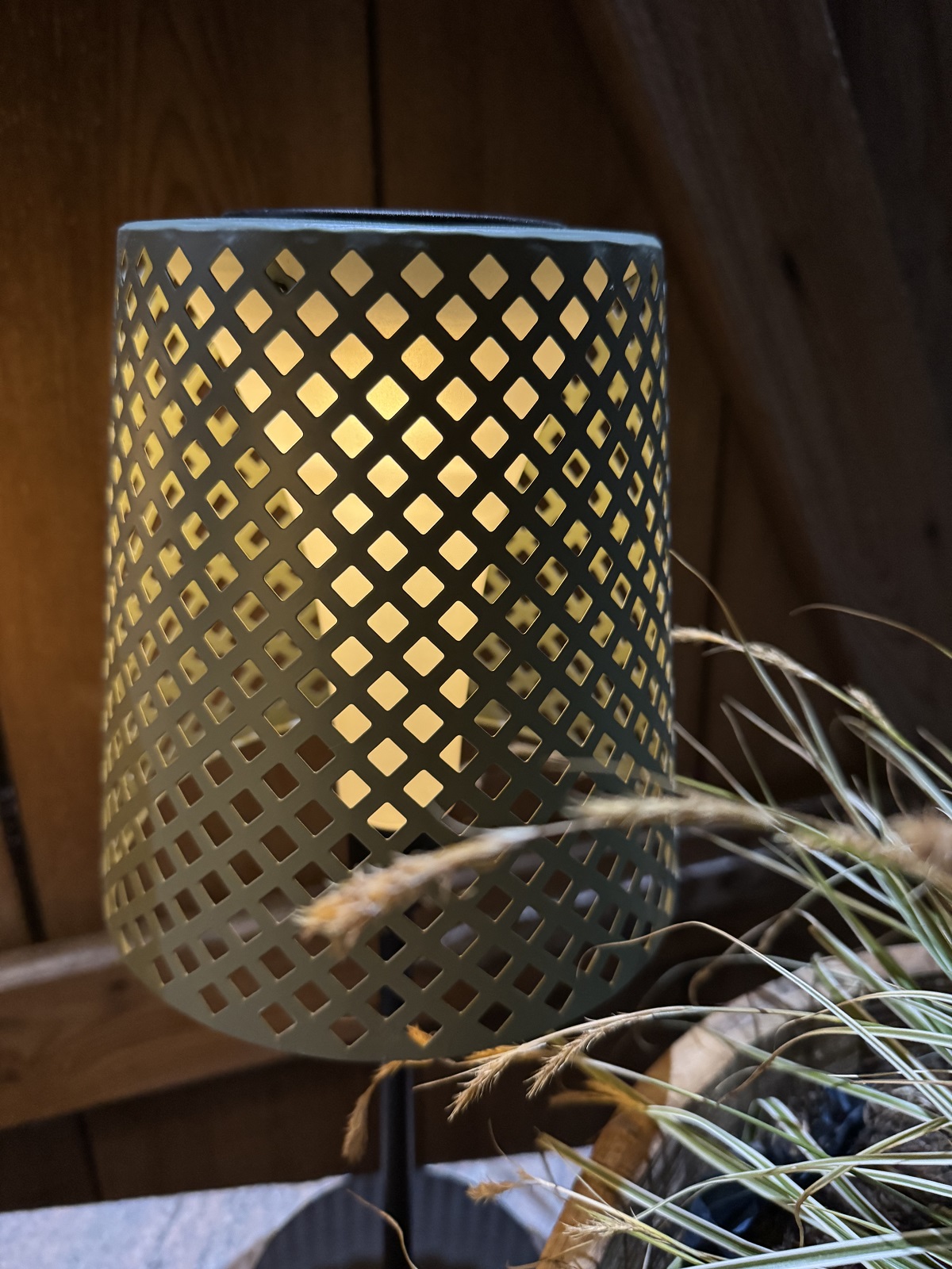 Solar Lampe salbei mit Kästchen Ausschnitten im Schirm - Höhe 42 cm