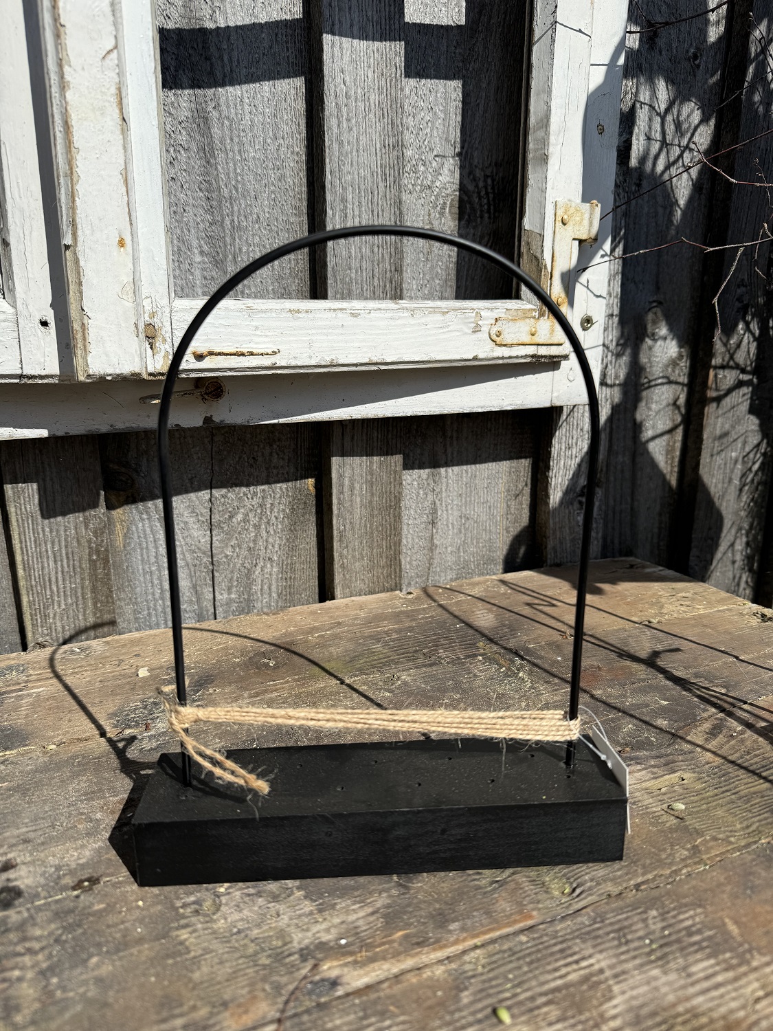 Metall Bogen klein schwarz auf Holzsockel für Trockenblumen - Höhe 26 cm