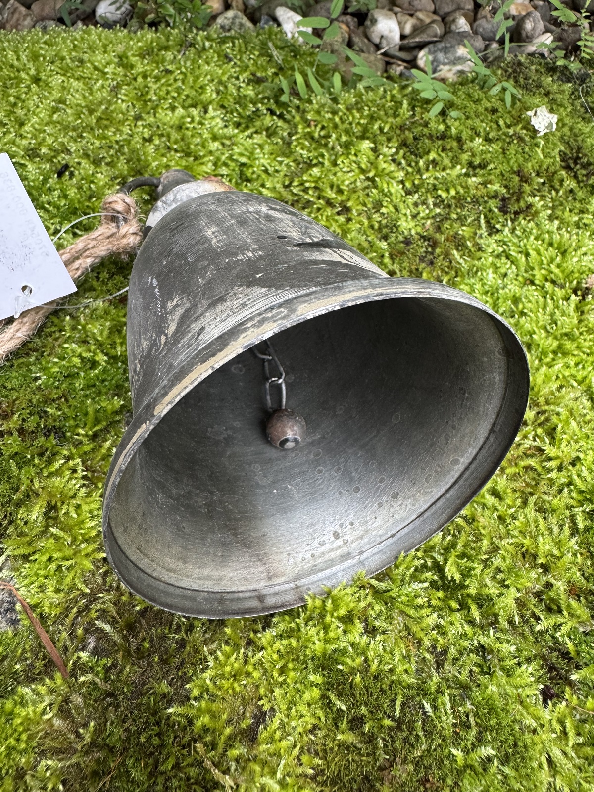 Metall Glocke länglich Grau patiniert an Ring & Seilkordel Höhe 16 cm ohne Kordel