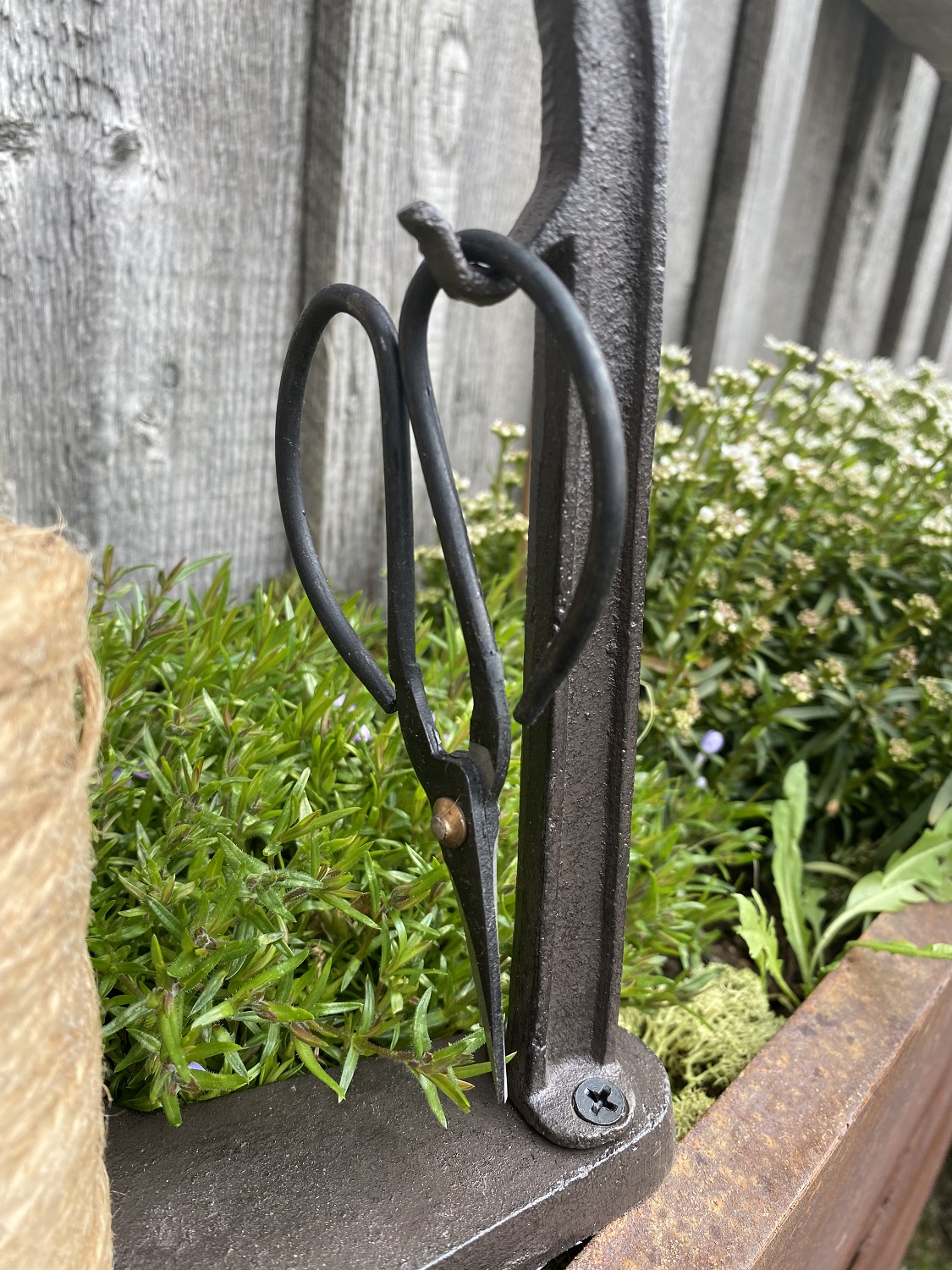 Gusseisen Bandhalter mit Schere und Garnrolle - Höhe 26 cm