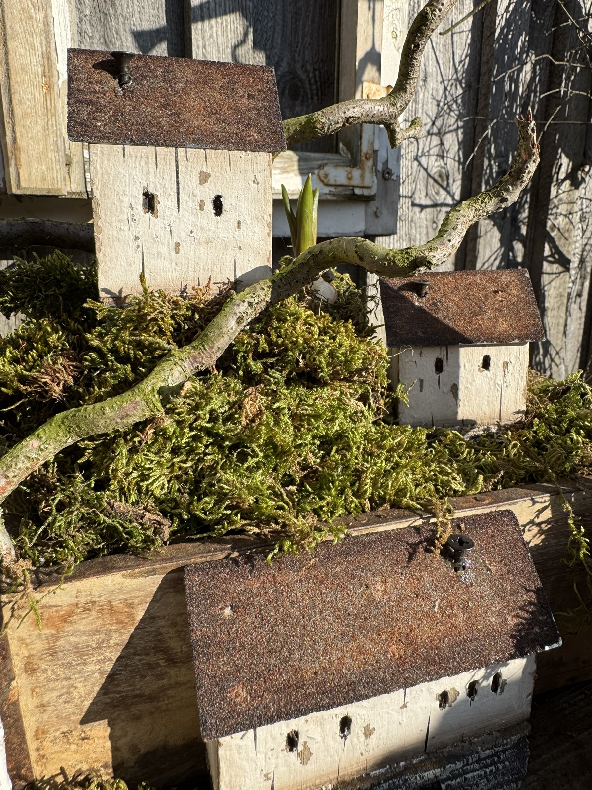 3tlg. Holz Land Häuschen mit Rostdach weiß/braun - Höhe ca. 9-11 cm