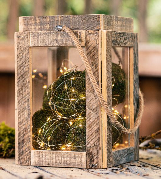 Windlicht aus Holz mit Glaseinsätzen und Kordel - Höhe 30 cm