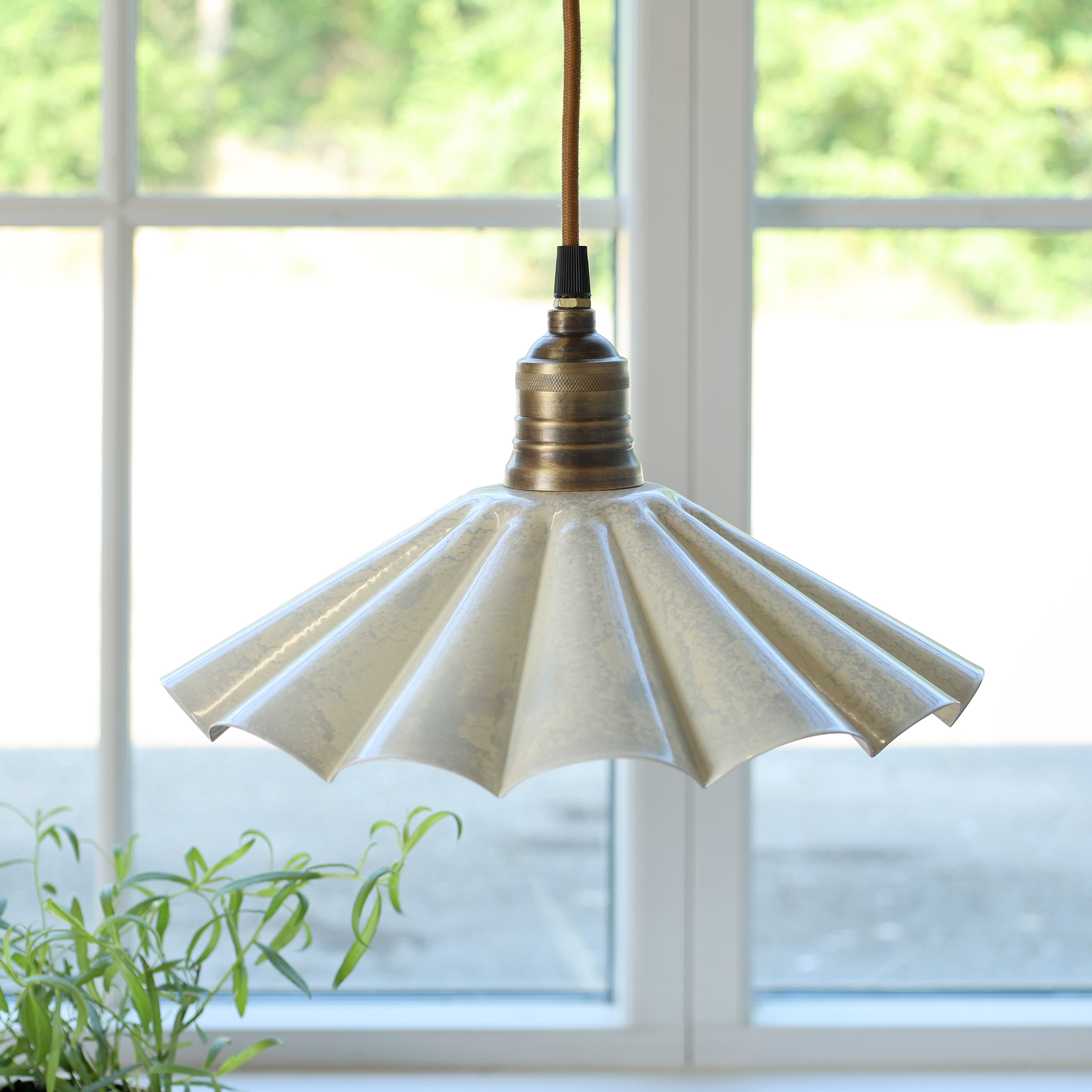 Emaille Deckenlampe wellige Form creme