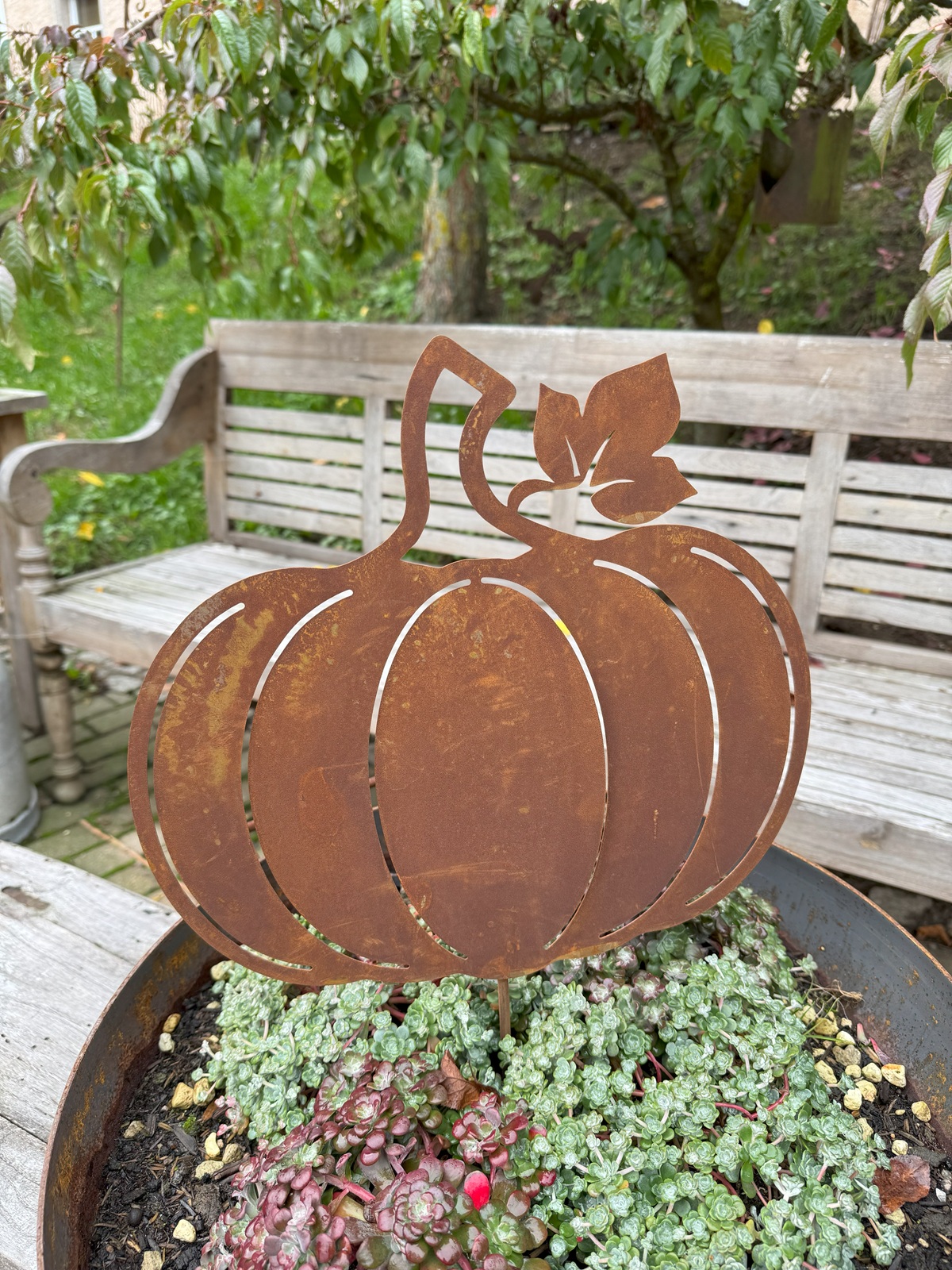Edelrost Kürbis bauchig auf Stab - Durchmesser 35 cm