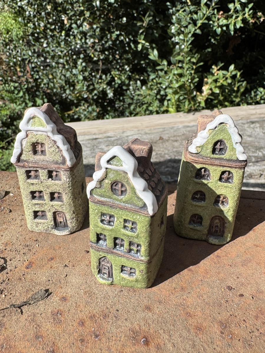 3tlg Keramik Mini Stadthäuschen Grüntöne - Höhe ca. 7 cm