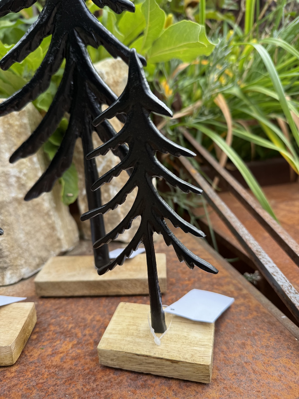 Metall Tanne schwarz klein auf Holzplatte - Höhe 20 cm