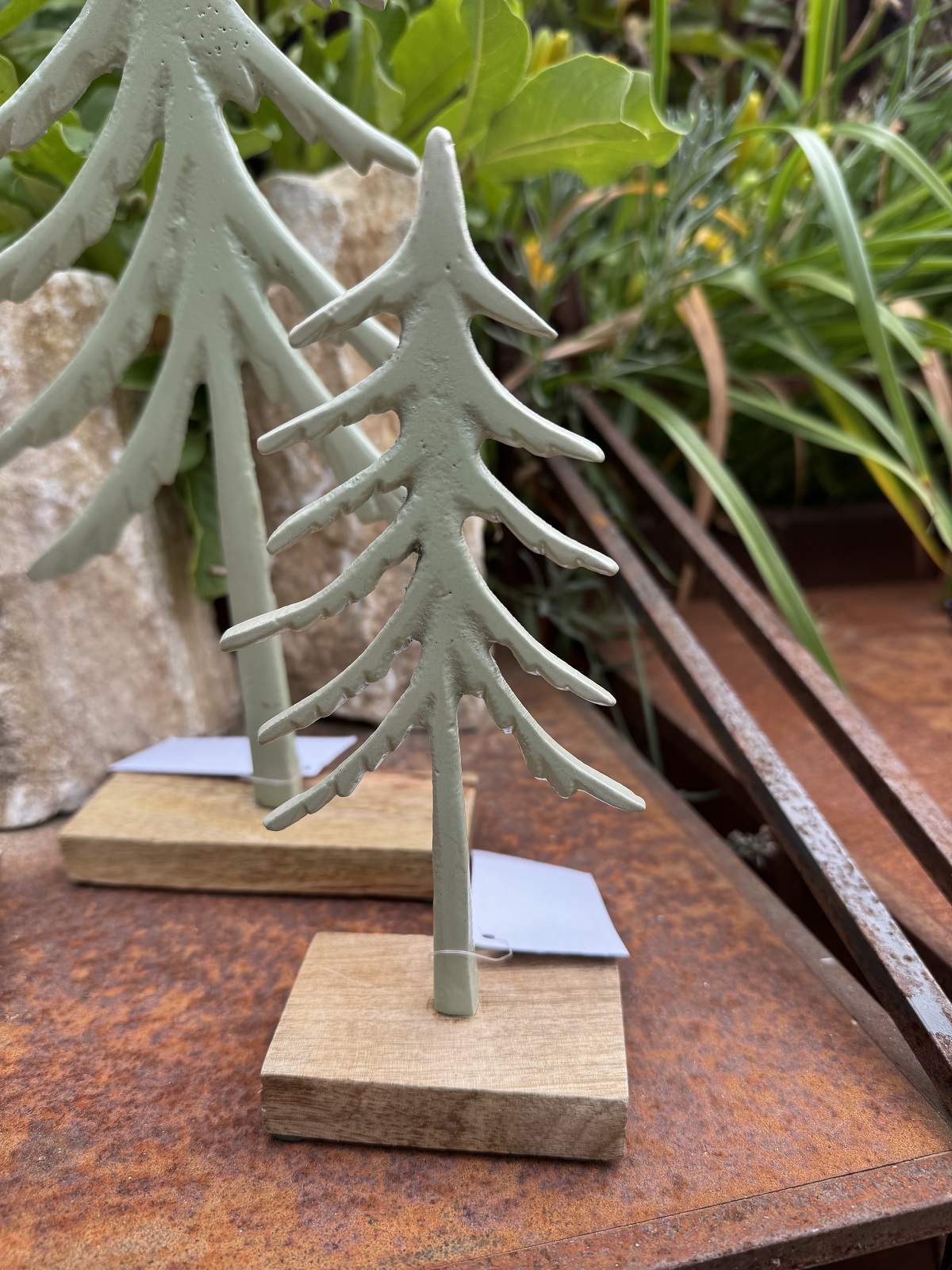 Metall Tanne salbei groß auf Holzplatte - Höhe 35 cm