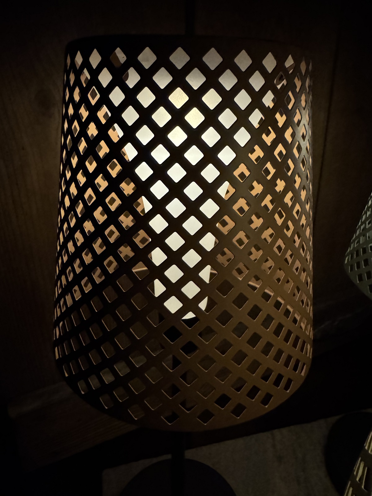 Solar Lampe beige mit Kästchen Ausschnitten im Schirm - Höhe 42 cm