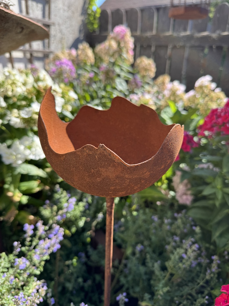Naturrost Halbkugel Schale Risse auf Stab - Gesamthöhe 80 cm
