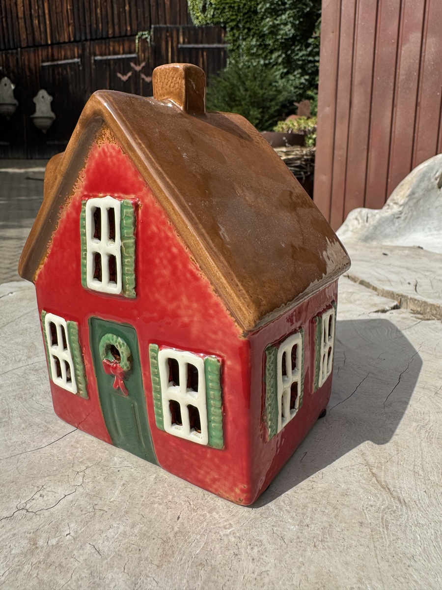 Keramik Lichthaus Waldfrieden Rot mit grüner Tür - Höhe 17,5 cm