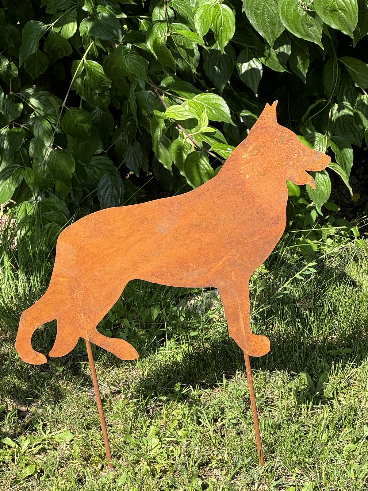 Edelrost Schäferhund Hunter stehend auf Stab - Gesamthöhe 52 cm