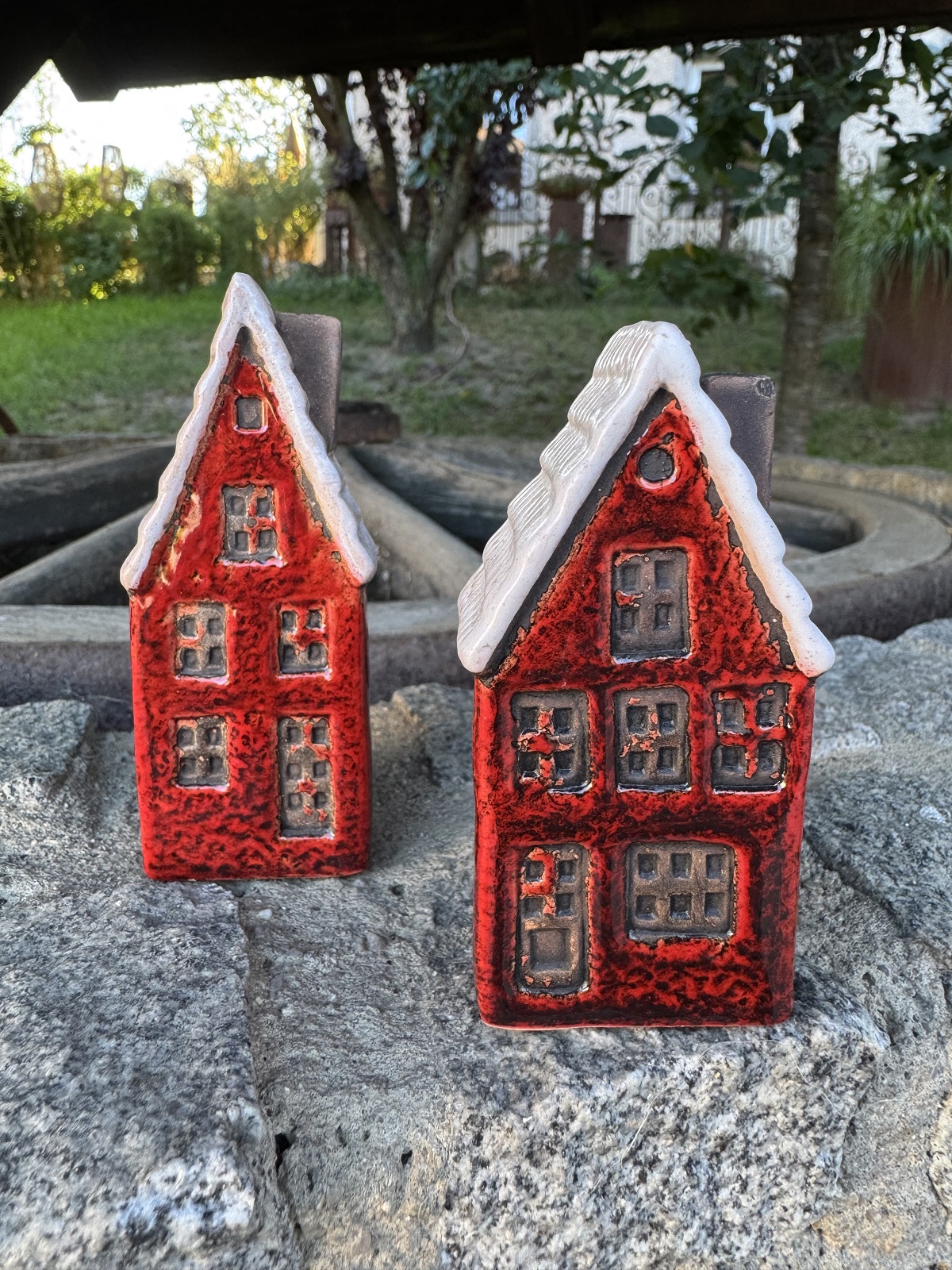 2tlg. Keramik Winterhäuschen rot mit weißem Dach - Höhe ca. 10 cm