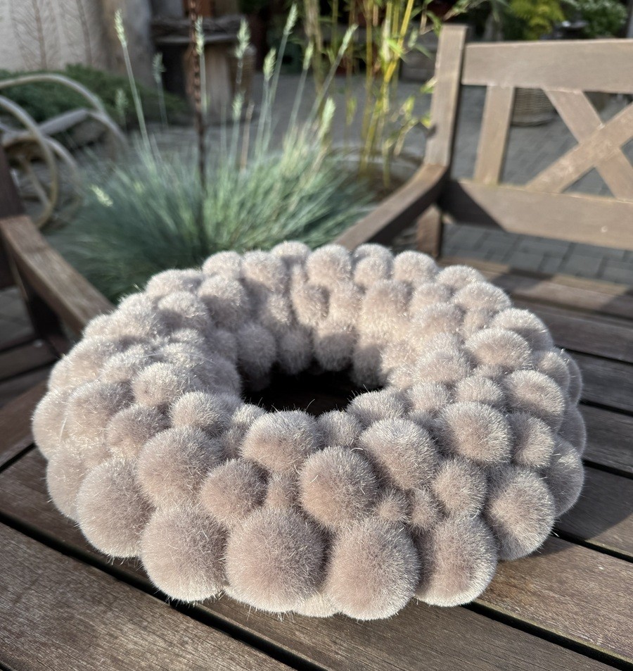 Knubbel Kranz beflockt taupe - Durchmesser 30 cm