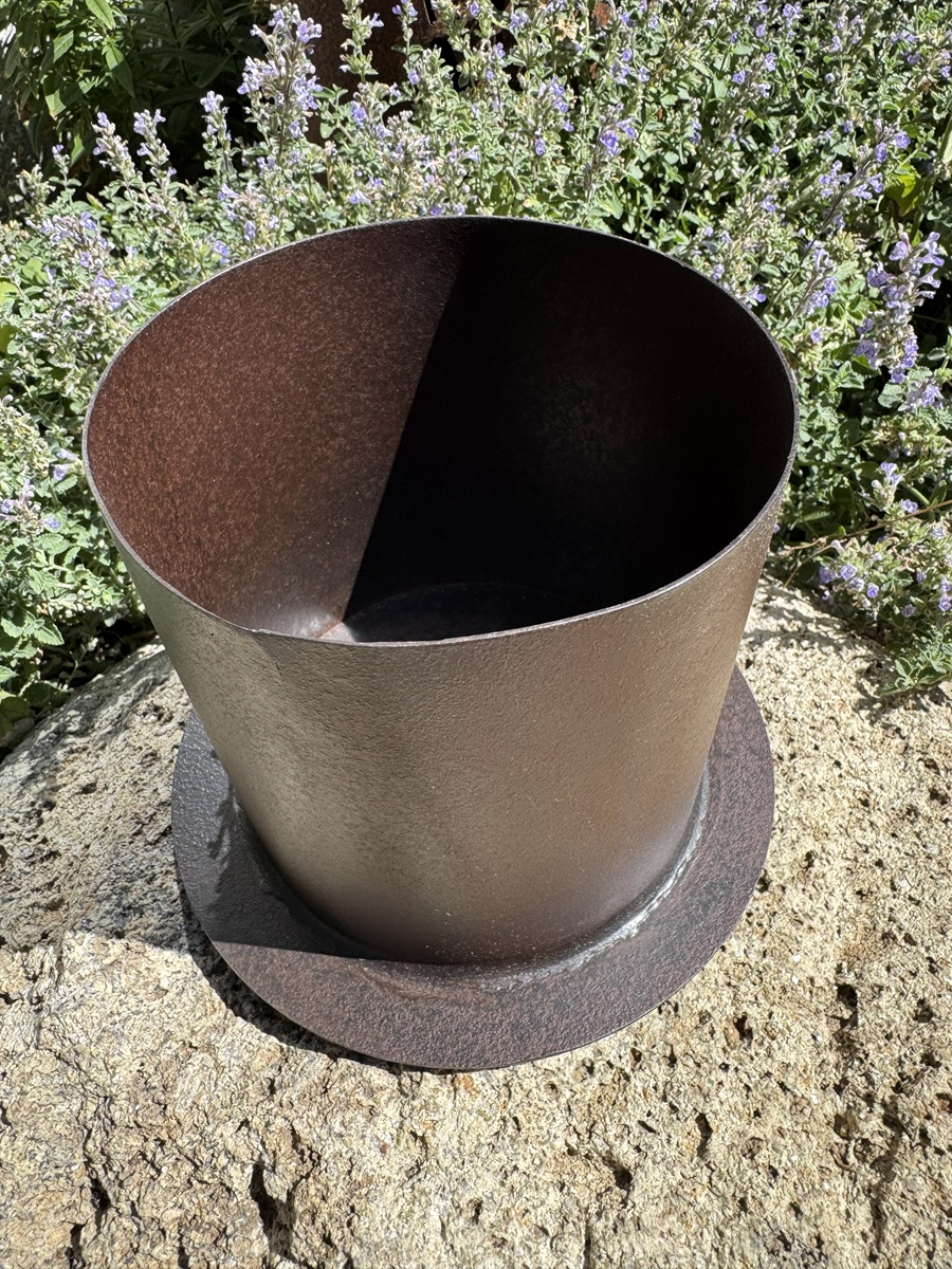 Eisen Topf runde Form auf Bodenplatte dunkelbraun - Durchmesser 19 cm