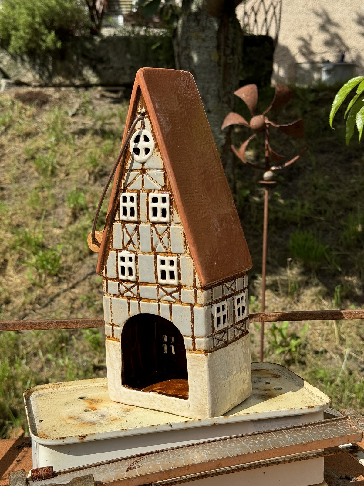 Keramik Windlicht Fachwerkhaus mit Henkel - Höhe 31 cm