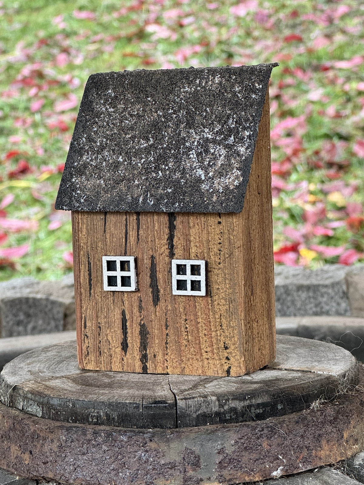 Holz Häuschen klein mit Schrägdach aus Metall angerostet - Höhe 13 cm