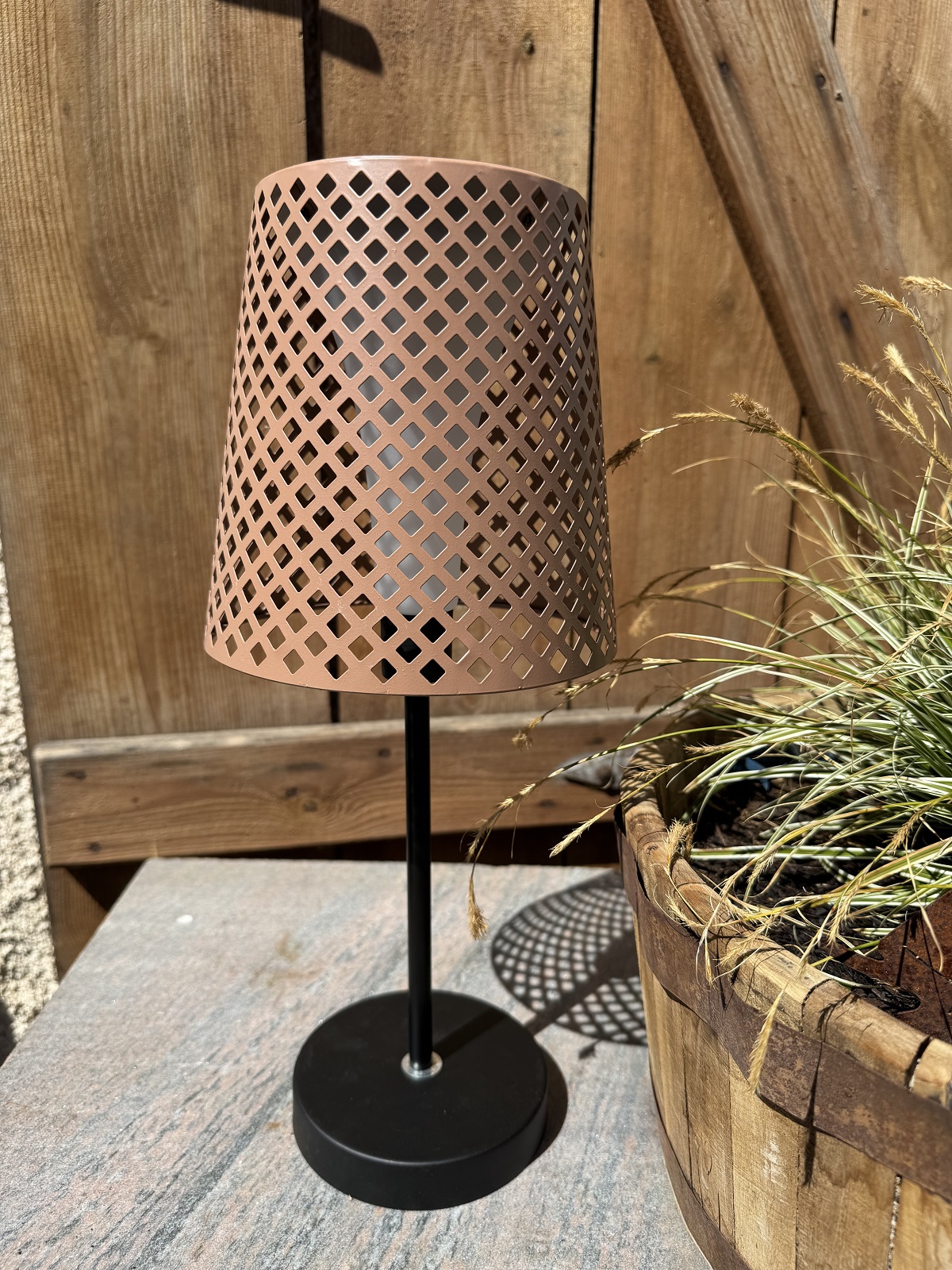 Solar Lampe puderfarben mit Kästchen Ausschnitten im Schirm - Höhe 42 cm