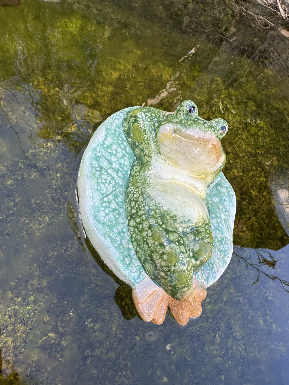 Keramik Schwimmfigur Frosch liegend auf Blatt - Länge 15 cm