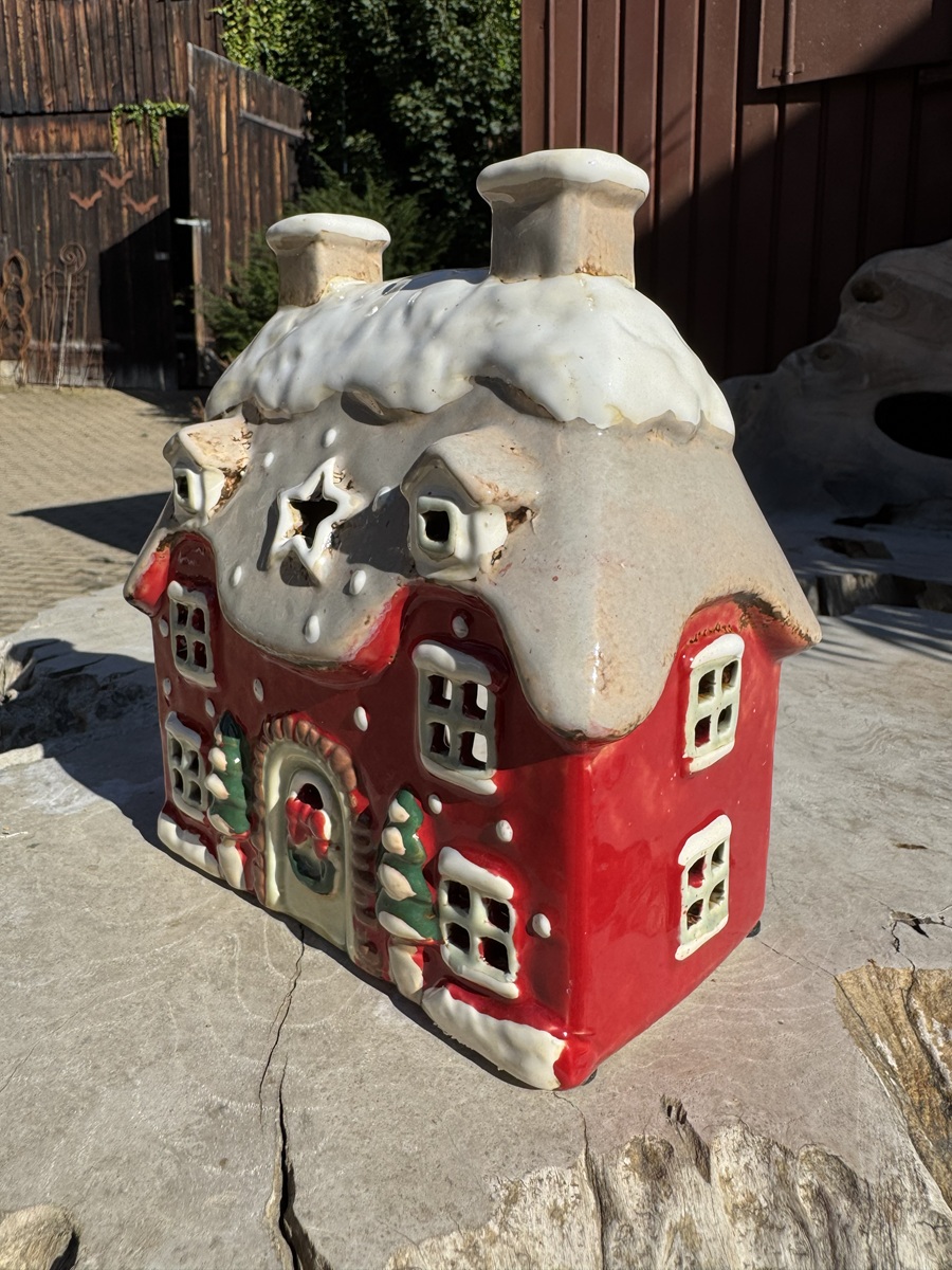 Keramik Lichthaus Winterzauber Rot / Natur mit Tannen - Höhe 18,5
