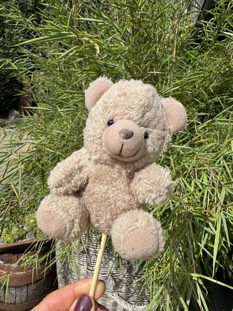 Stoff Teddybär braun auf Holzstab - Höhe 10 cm + Stab