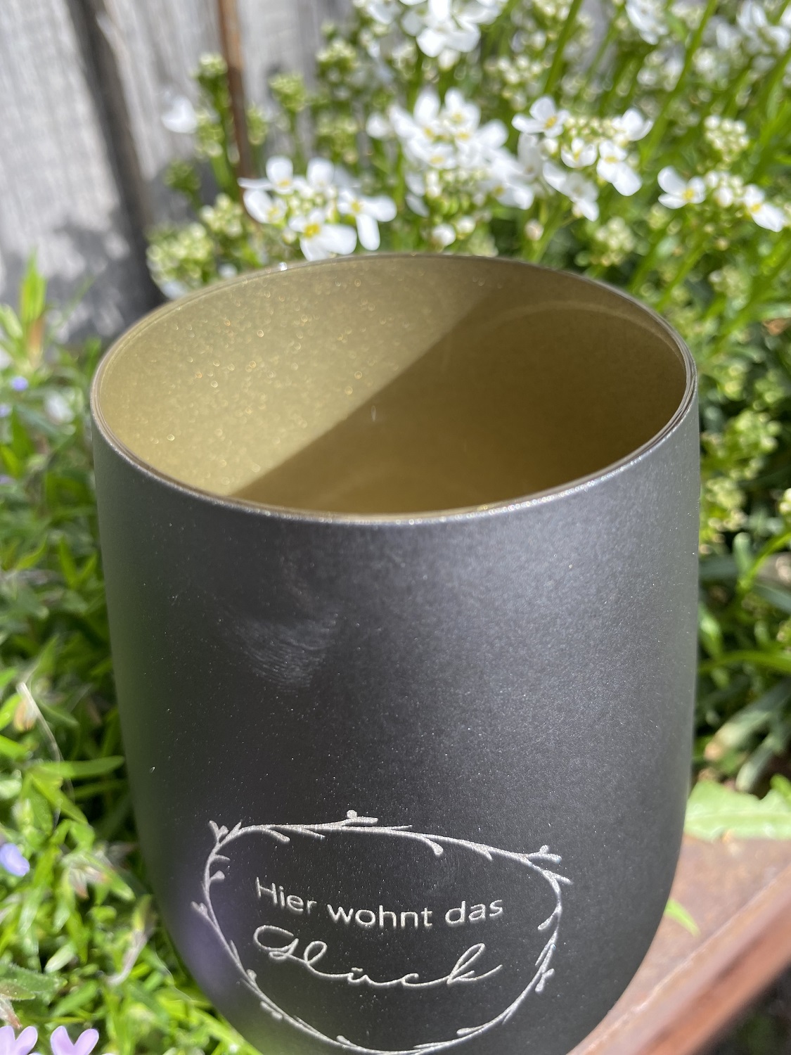 Gravur Windlicht Hier wohnt das Glück schwarz/gold - Höhe 12 cm