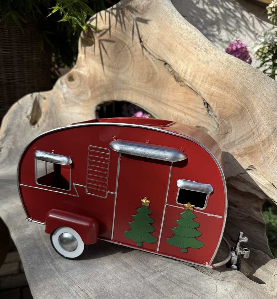 Metall Retro Wohnwagen Rot mit Tannenbäumen seitlich - Länge ca. 35 cm