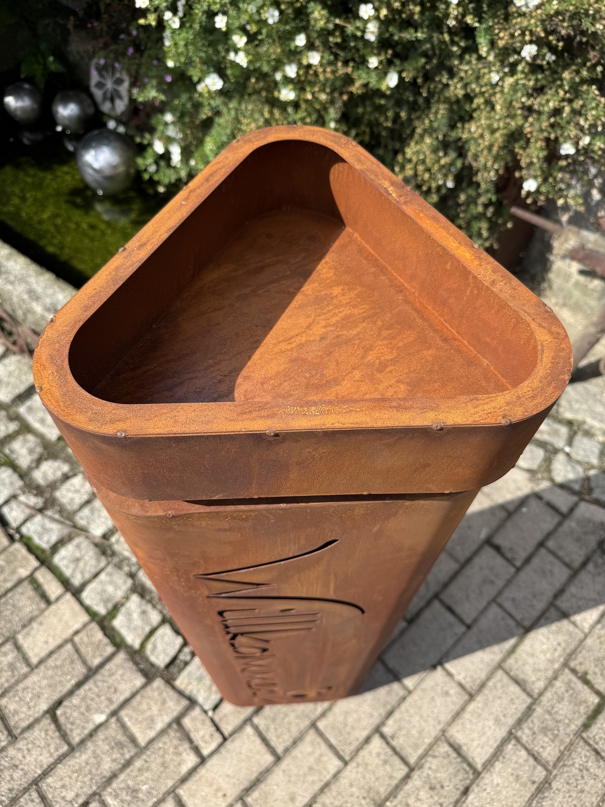 Edelrost Säule mit Schale und Schrift Willkommen - Gesamthöhe 111 cm