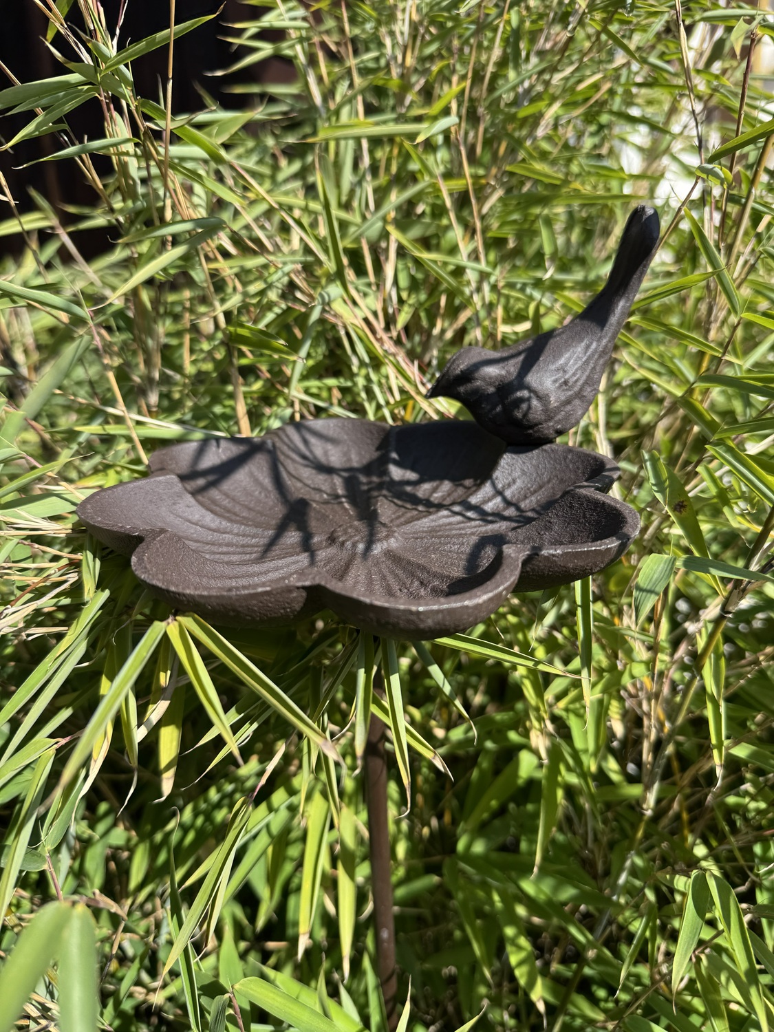Gusseisen Vogeltränke Blüte mit Vogel auf Stab - Höhe 91 cm
