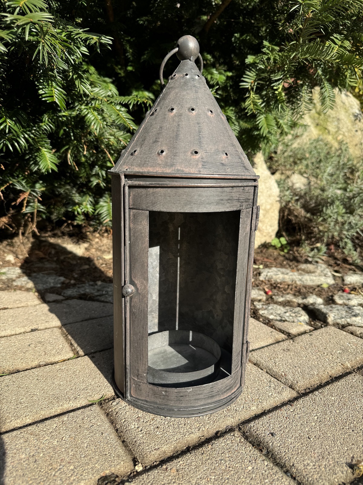 Metall Laterne Misonia mit rundem Dach und offener Tür - Höhe 37 cm