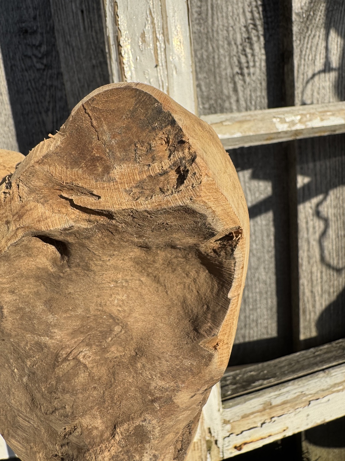 Teak Holz Herz groß auf schwarzem Sockel - Höhe 34 cm