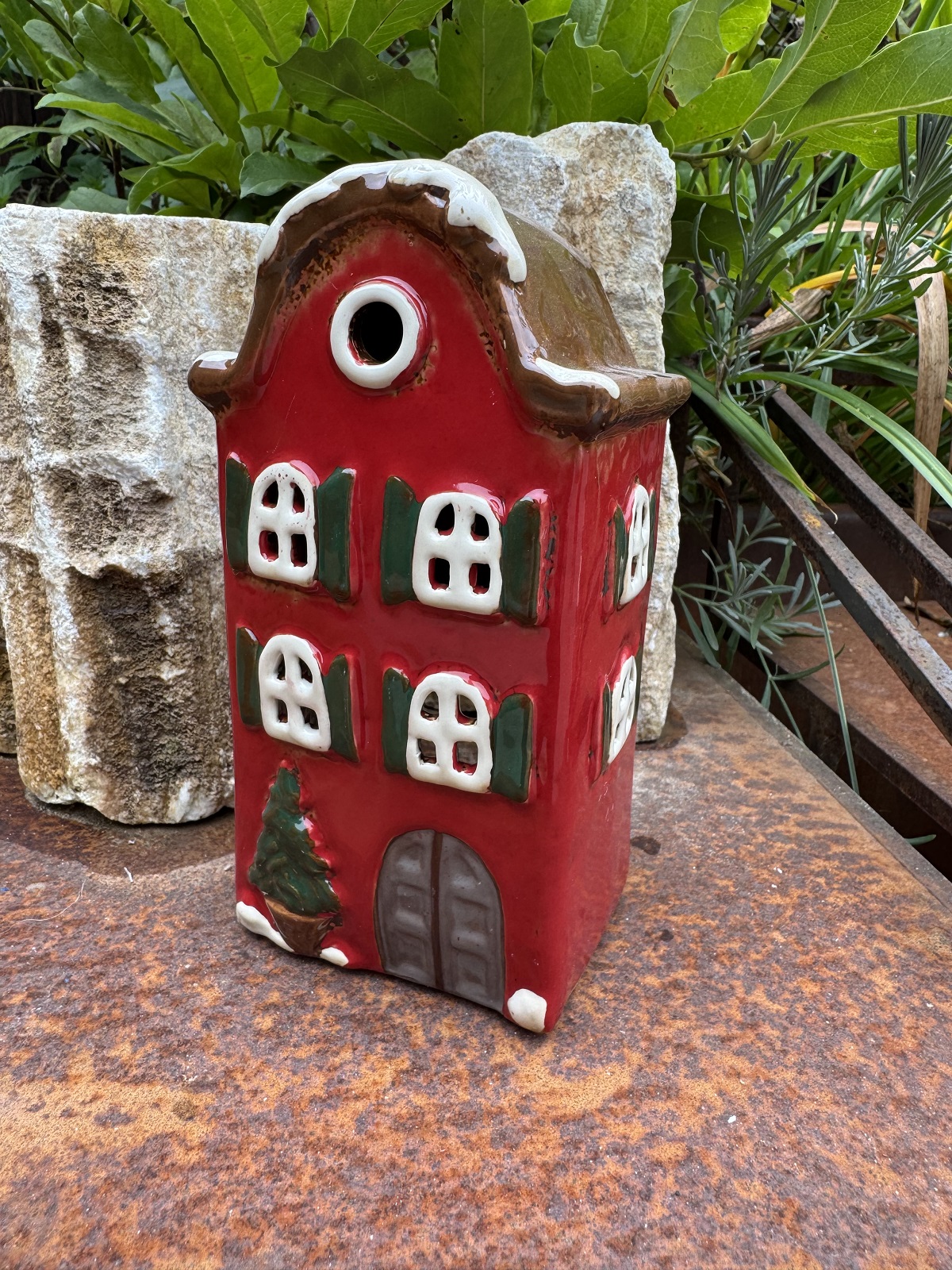 Keramik Windlicht Winterhäuschen rot mit grünen Fensterläden - Höhe 19 cm