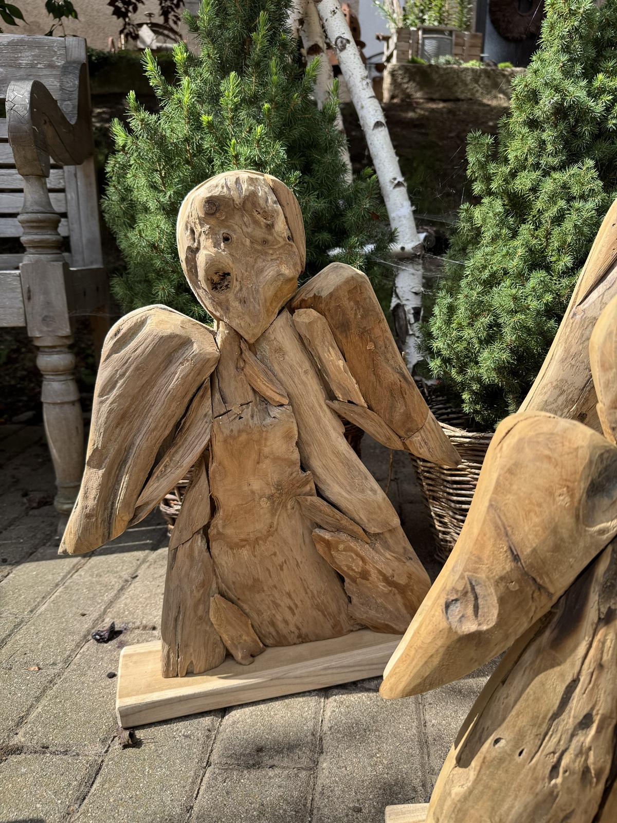 Teak Holz Engel groß auf Bodenplatte - Höhe ca. 62 cm