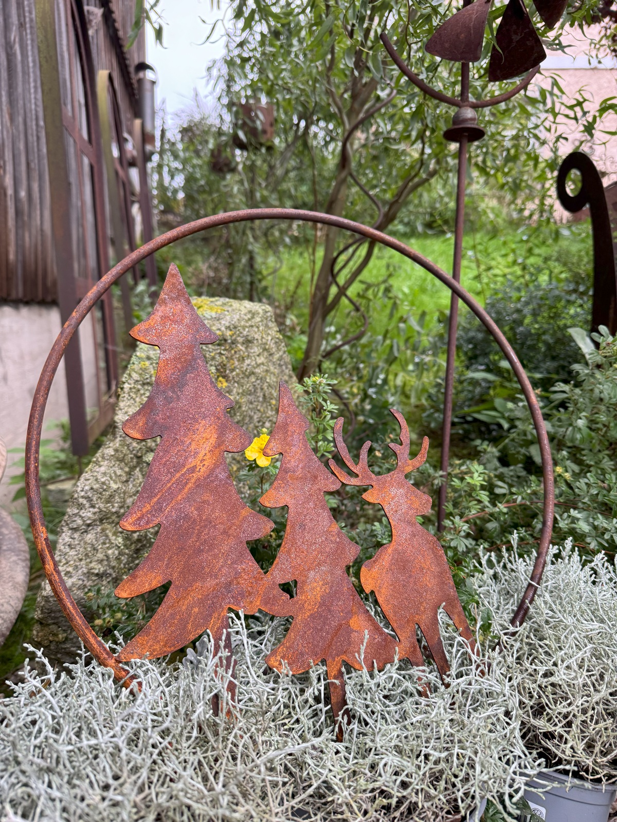 Edelrost Hirsch mit Tannen im Ring und Hülse - Durchmesser 40 cm