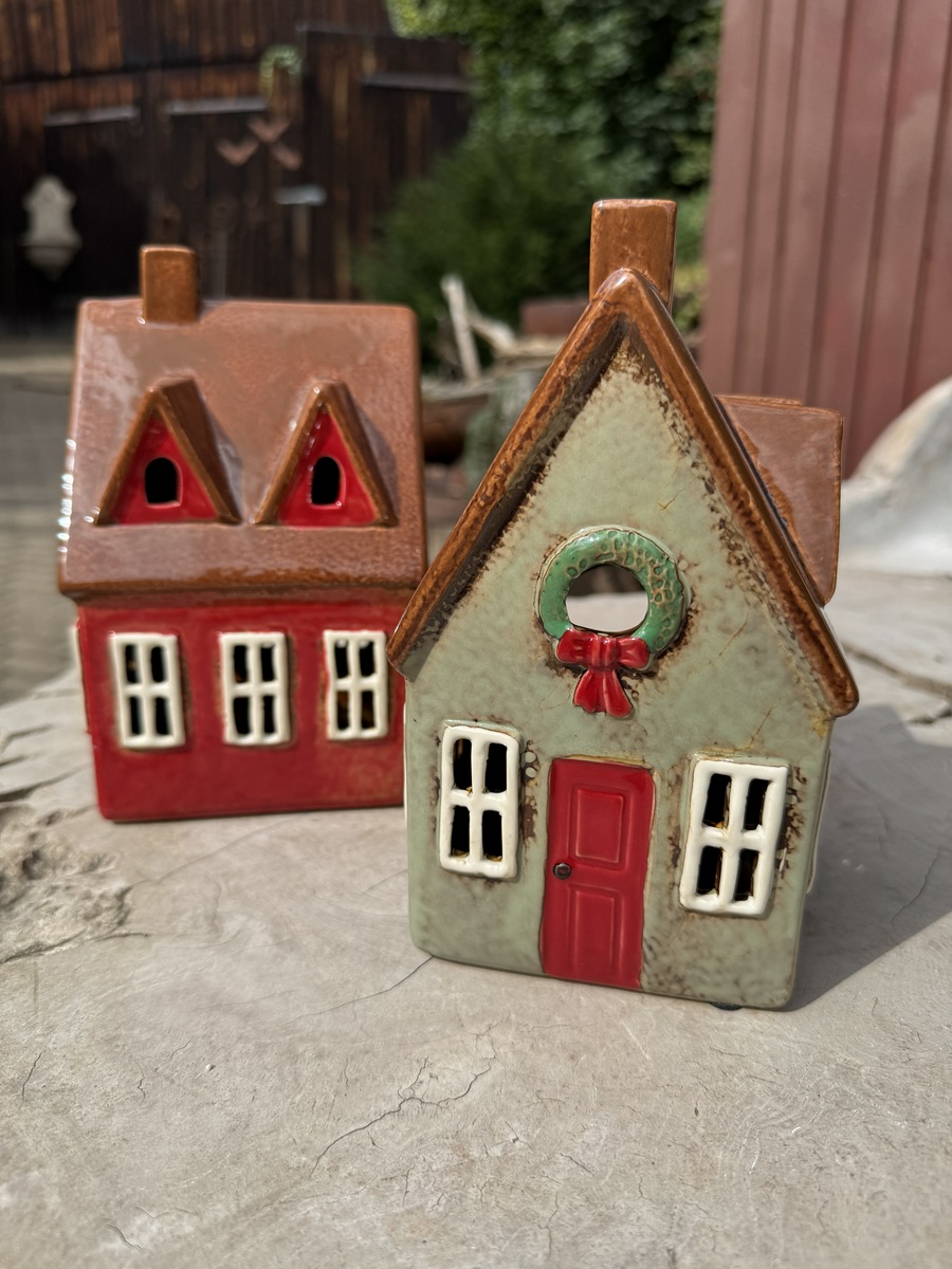 Keramik Häuschen Rot mit Gauben und grüner Haustür - Höhe 19 cm
