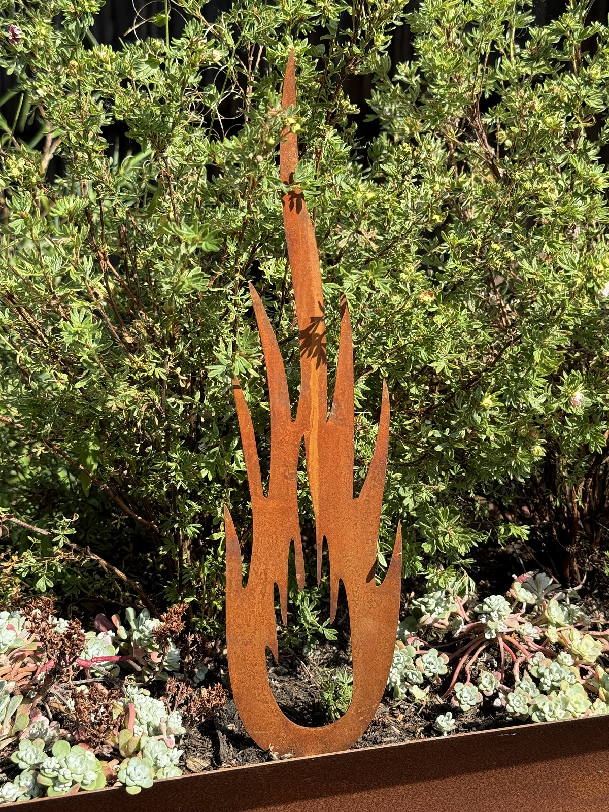 Edelrost Flamme lodernd klein in offener Form mit Stab - Höhe 36 cm