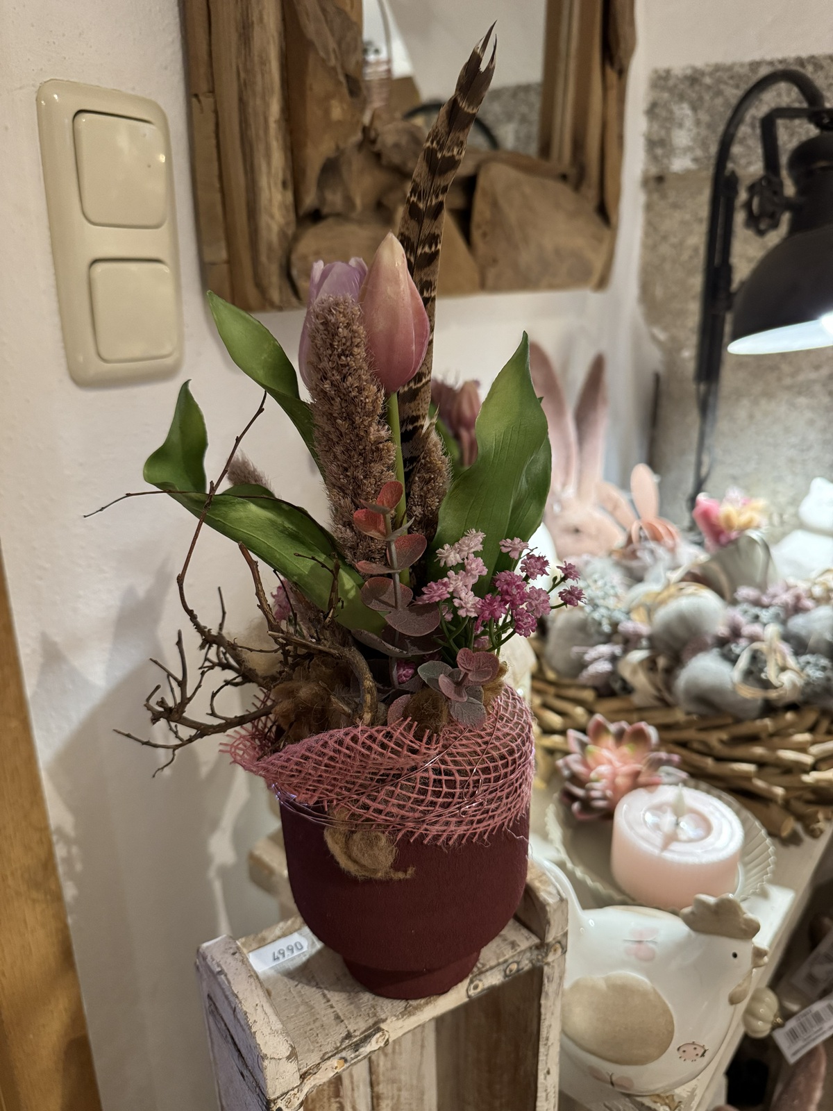 Gesteck (3) im Blumentopf mit Kunstblumen und Naturmaterialien Rosafarben