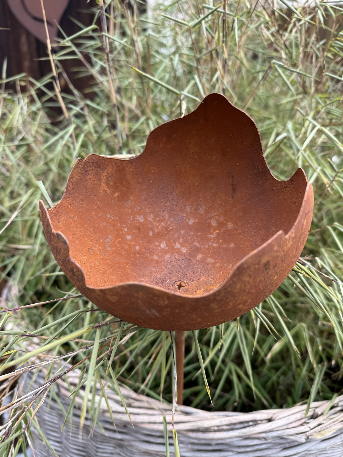 Naturrost Halbkugel Schale Risse auf Stab - Gesamthöhe 80 cm