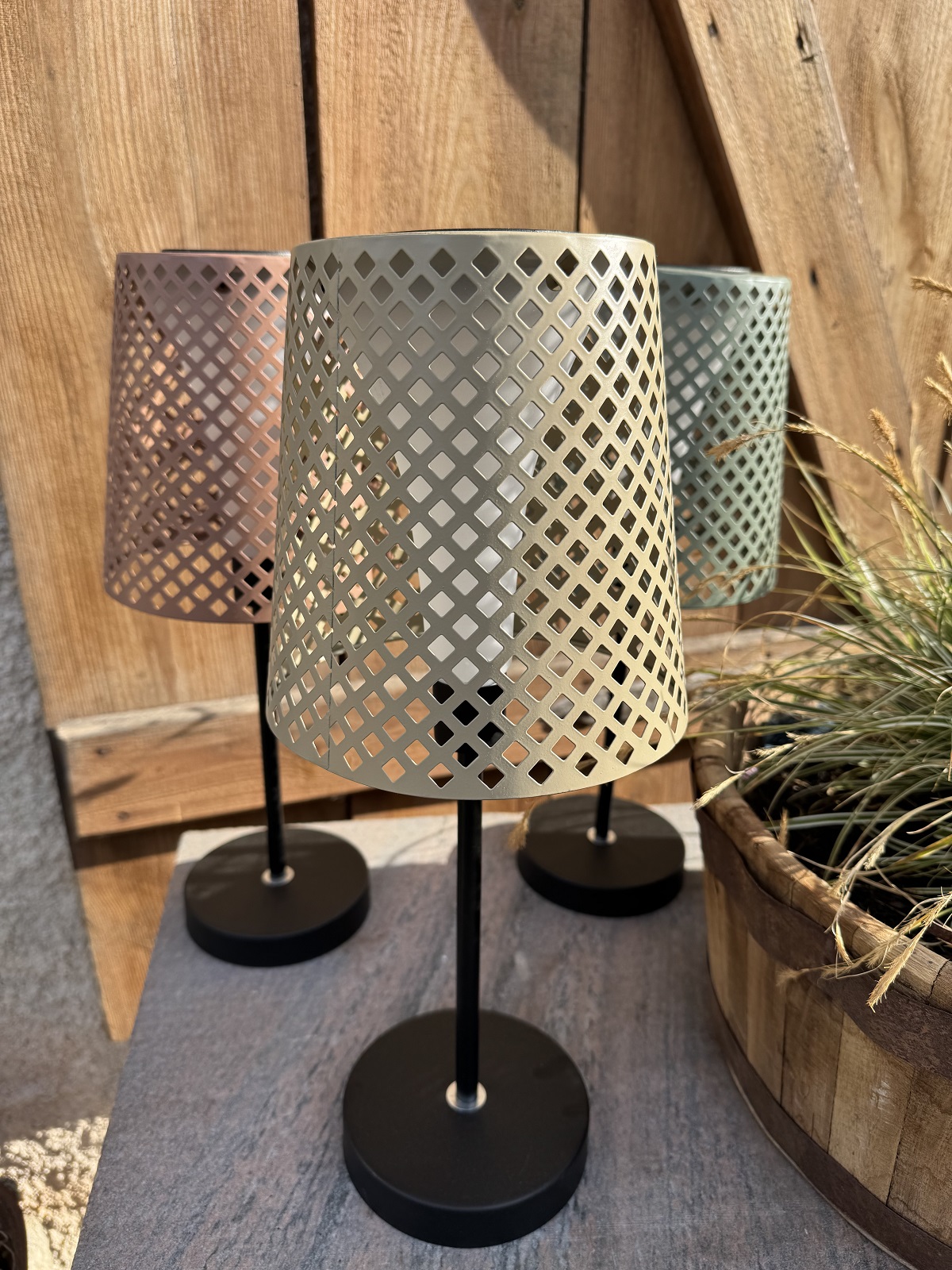 Solar Lampe beige mit Kästchen Ausschnitten im Schirm - Höhe 42 cm