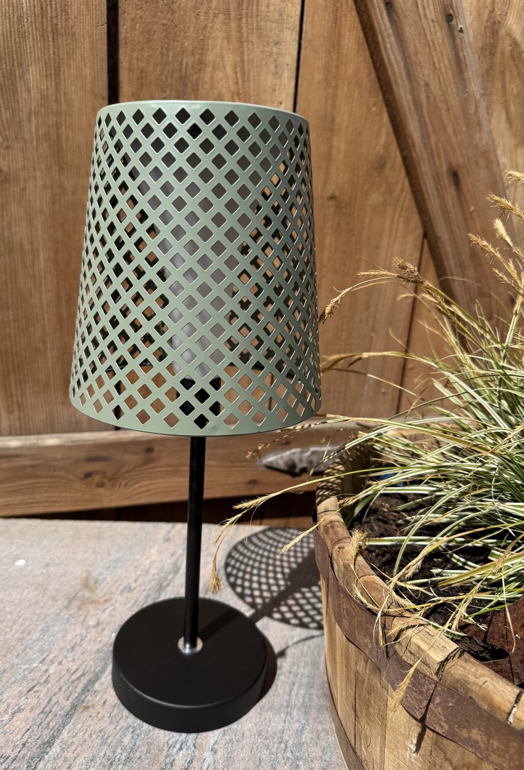 Solar Lampe salbei mit Kästchen Ausschnitten im Schirm - Höhe 42 cm