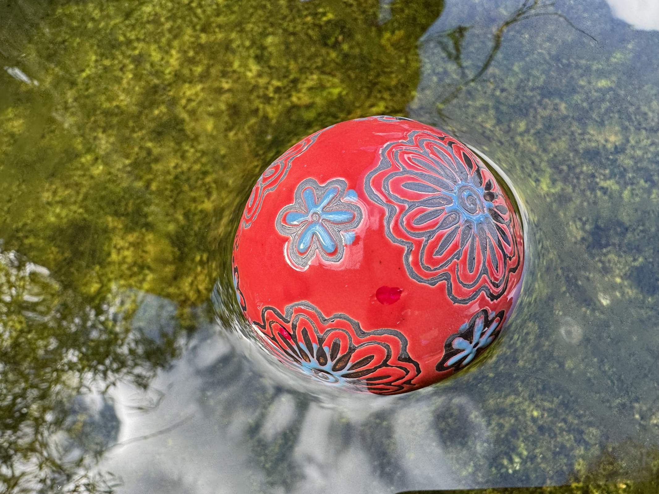 Keramik Schwimmkugel Blüte mittel rot/blau - Durchmesser 6 cm
