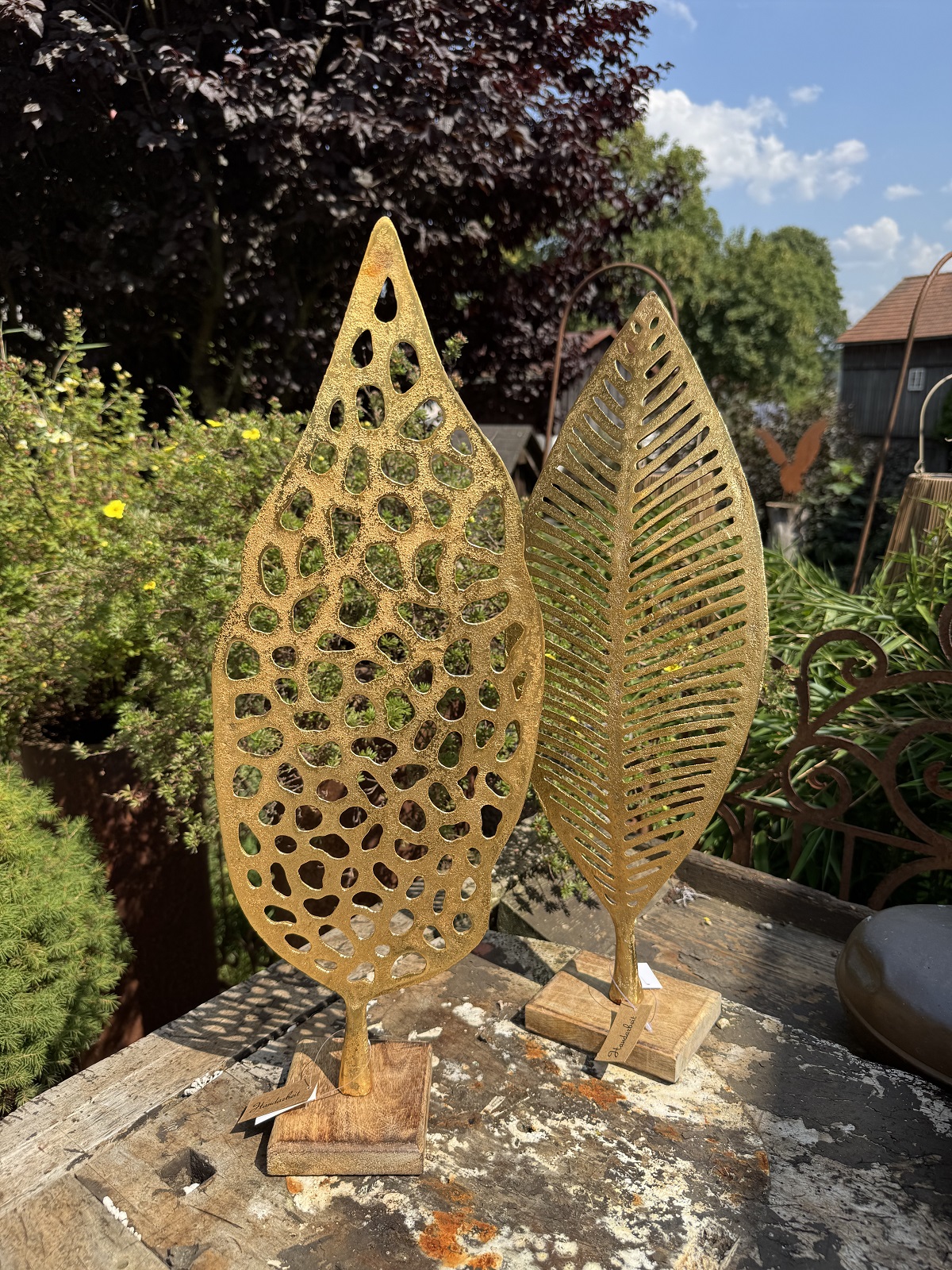 Aluminium Skulptur Blatt gold Tupfen auf Mango Holz Platte - Höhe 54 cm