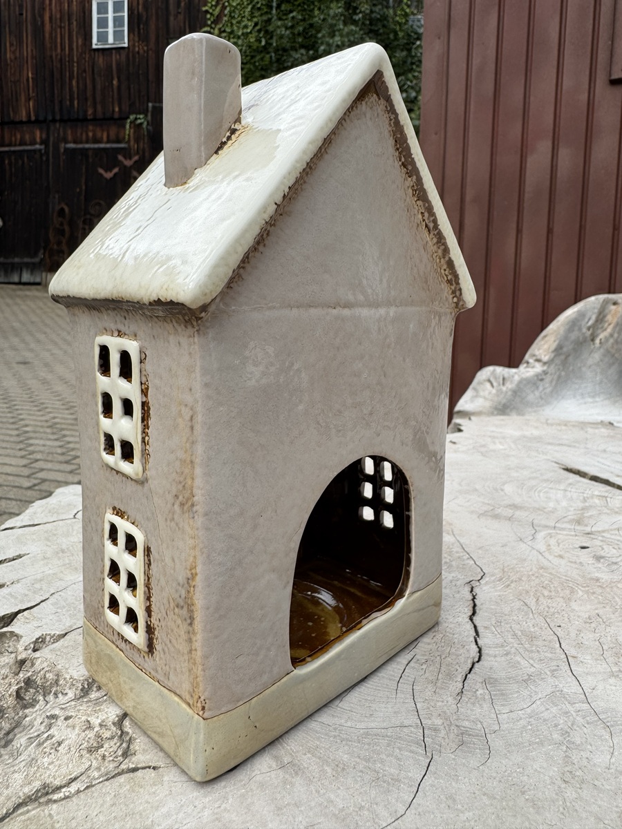 Keramik Häuschen Frieda Graubraun mit weißem Dach - Höhe 21,5 cm