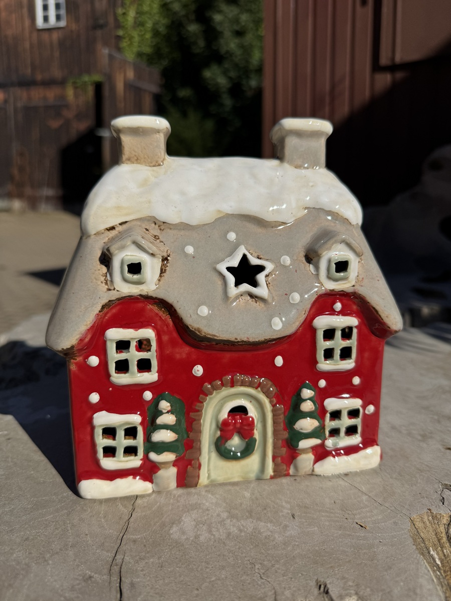 Keramik Lichthaus Winterzauber Rot / Natur mit Tannen - Höhe 18,5